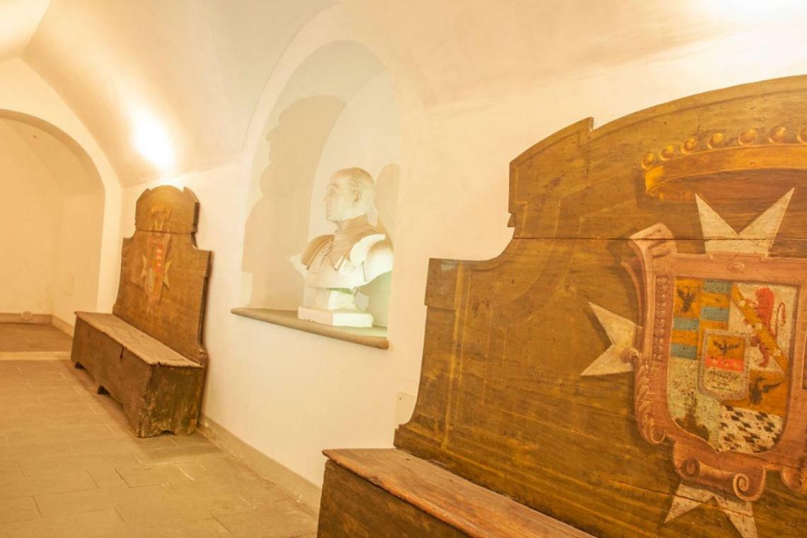 Art Gallery *